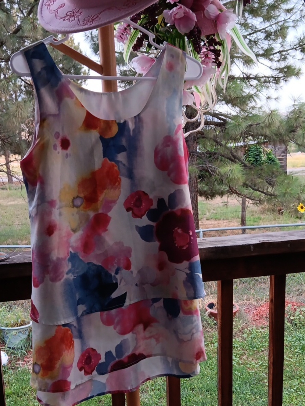 Womenโs Floral Watercolor Layered Tank Top - White Multi